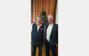 Mr FORLEN et M HILLMEYER devant le sapin de Noël du club