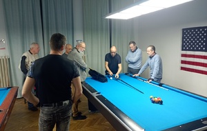Mr NICOLAS assiste à une démonstration de billard Américain